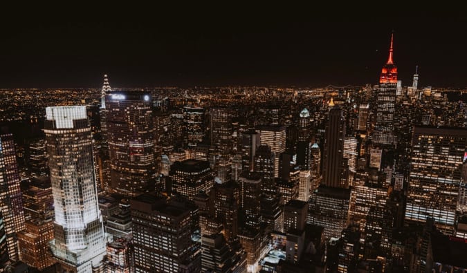 从纽约市洛克菲勒中心的岩石顶端看到的夜景