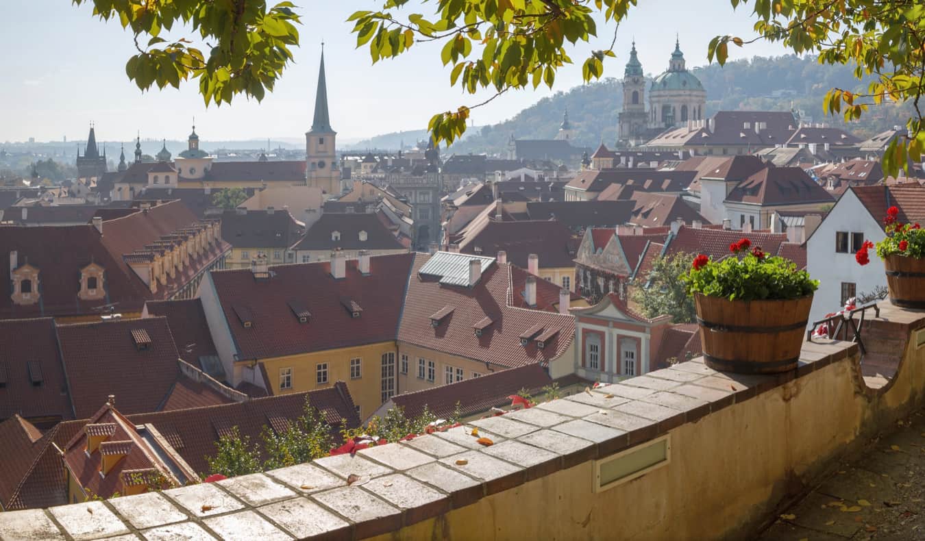 Ein ruhiger Balkon mit Blick auf Mala Strana in Prag, Tschechien