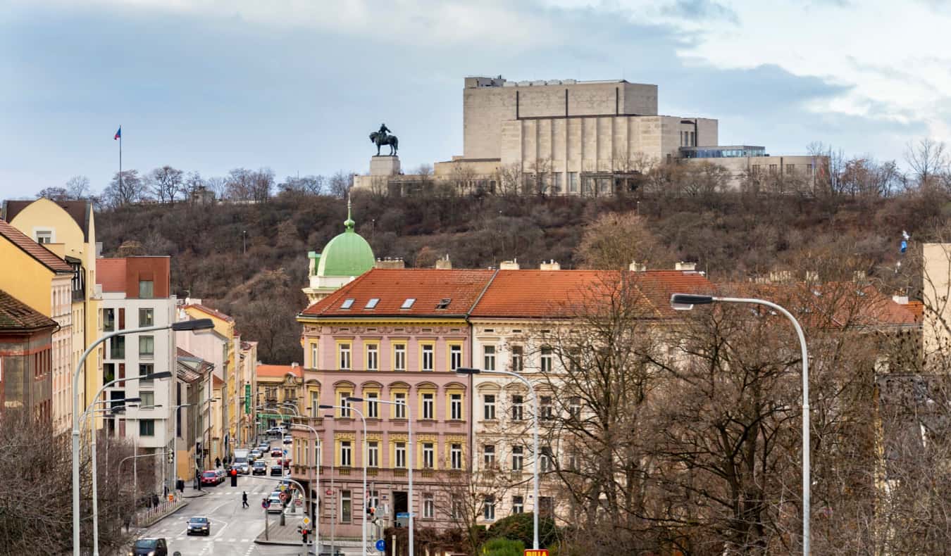 Eine Statue in der Ferne mit Blick auf die Karlin Nachbarschaft in Prag, Tschechien