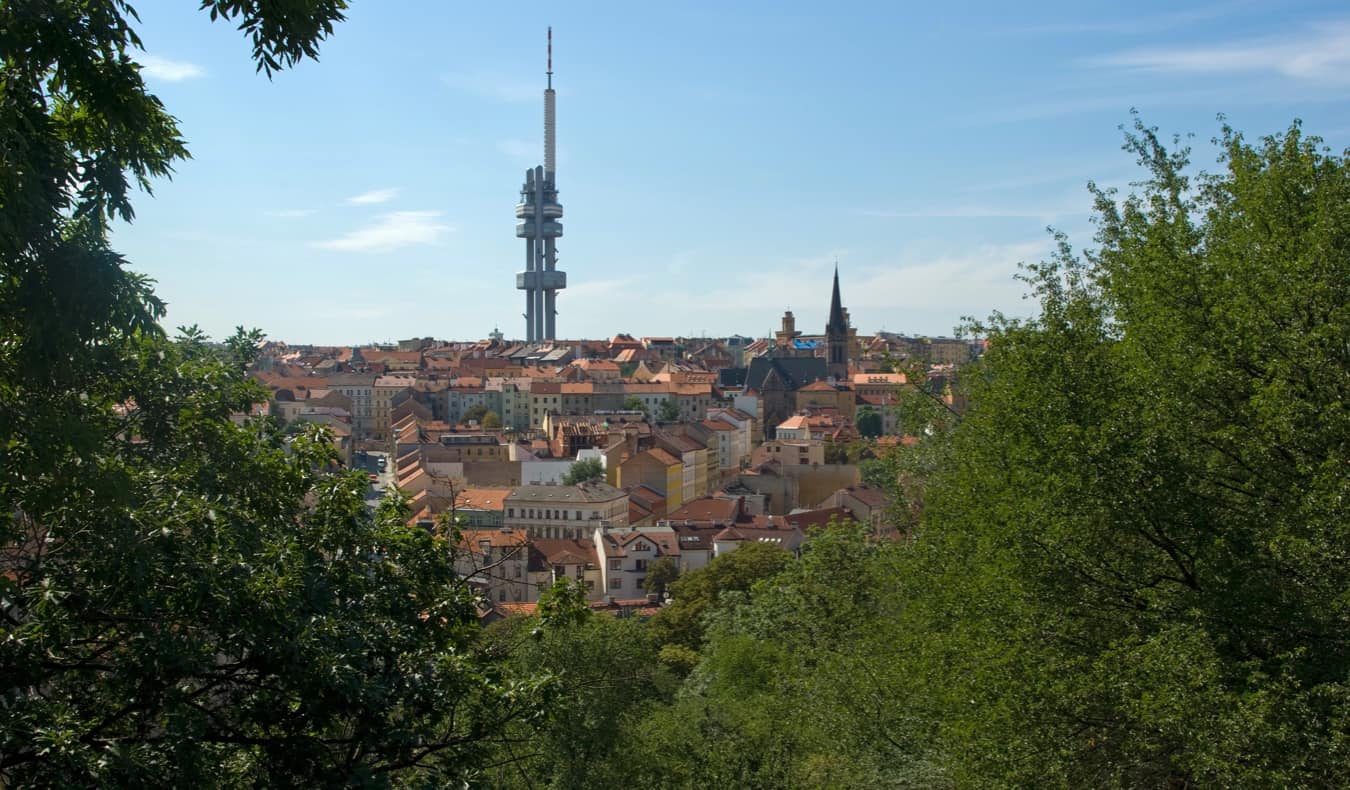 A torre de TV de Zizkov olhar sobre a cidade de Praga, república checa