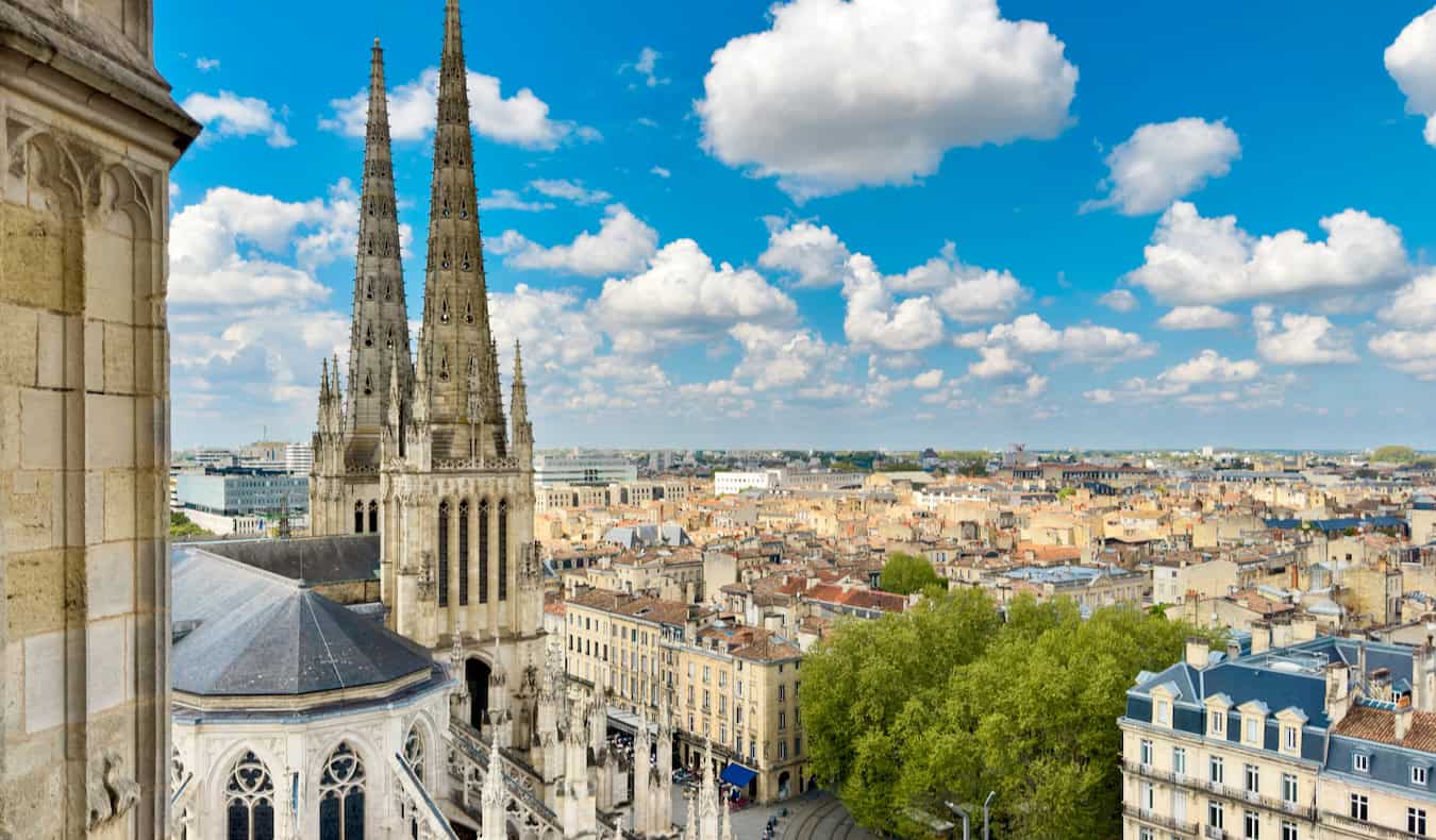 A vista encantadora do centro da cidade da UNESCO na ensolarada Bordeaux, França